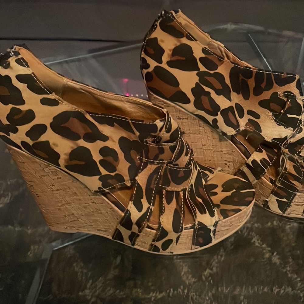 Tan heels, leopard print.